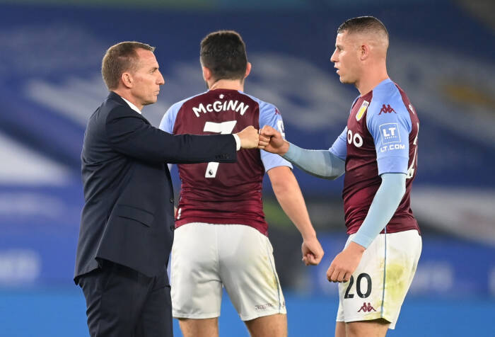 Ross Barkley dari Aston Villa dengan manajer Leicester City Brendan Rodgers setelah pertandingan (REUTERS/Michael Regan) Ross Barkley dari Aston Villa dengan manajer Leicester City Brendan Rodgers setelah pertandingan