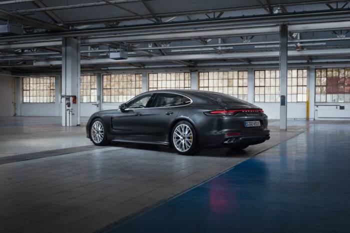 Tampilan mobil Porsche Panamera Turbo S E-Hybrid 2021 (photo/Porsche) Tampilan mobil Porsche Panamera Turbo S E-Hybrid 2021