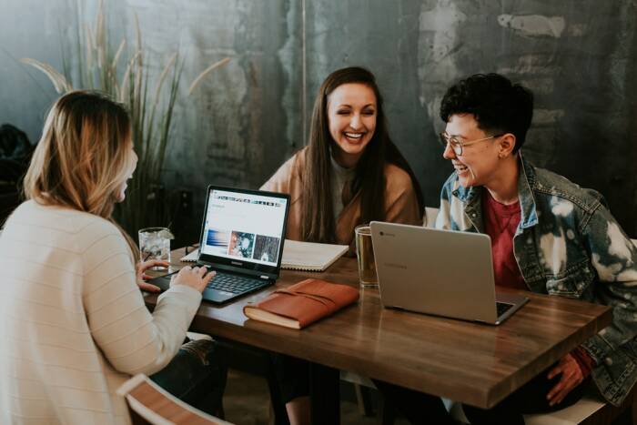 Ilustrasi tertawa di kantor (Unsplash/@brookecagle) cara mengatasi stres bagi pekerja kantoran