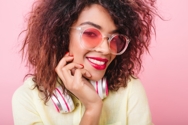 Ilustrasi bibir dengan polesan lipstik. (Freepik/Lookstudio) lipstik