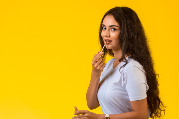 Ilustrasi bibir dengan polesan lipstik. (Freepik) lipstik