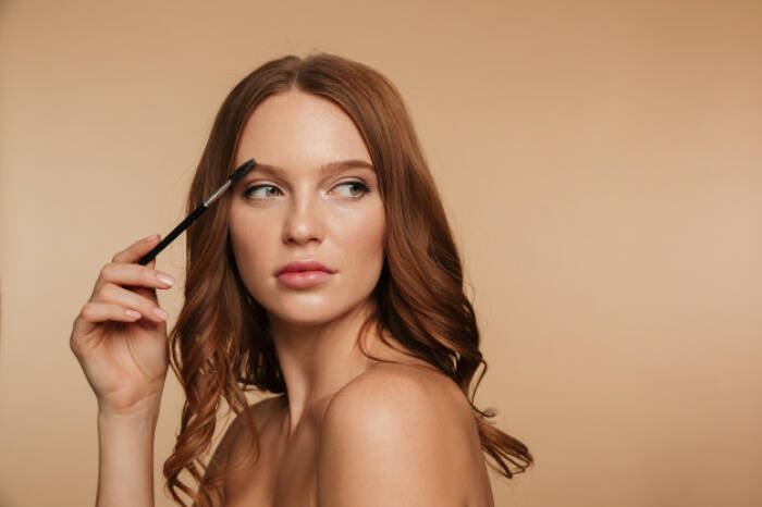 Ilustrasi peralatan make up. (Freepik) alis