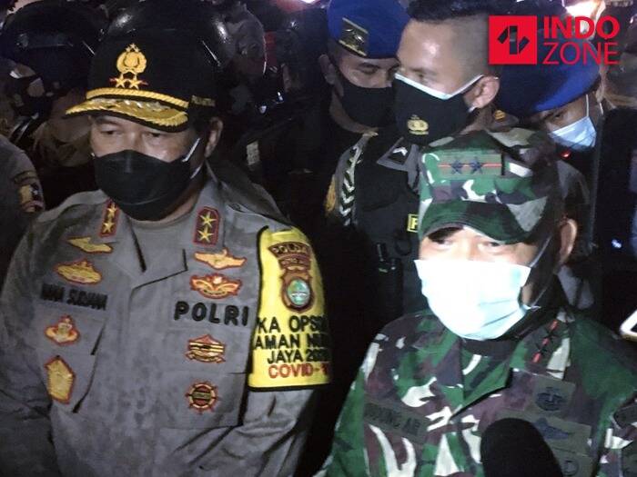 Kapolda Metro Jaya Irjen Pol Nana Sudjana (kiri) dan Pangdam Jaya, Mayjen TNI Dudung Abdurachman (kanan). (INDOZONE/Samsudhuha Wildansyah) Kapolda Metro, Demonstrasi, Demo