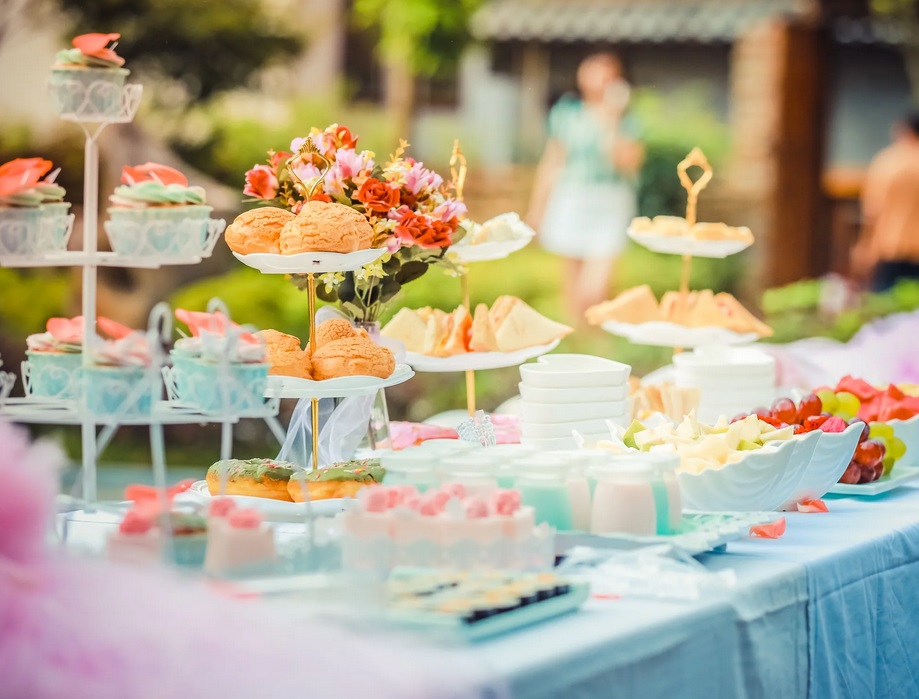 Ilustrasi makanan di pesta pernikahan. (Pexels/Fu Zhichao) Tetap Berkesan, Ini 5 Hal yang Perlu Kamu Siapkan untuk Nikah Virtual