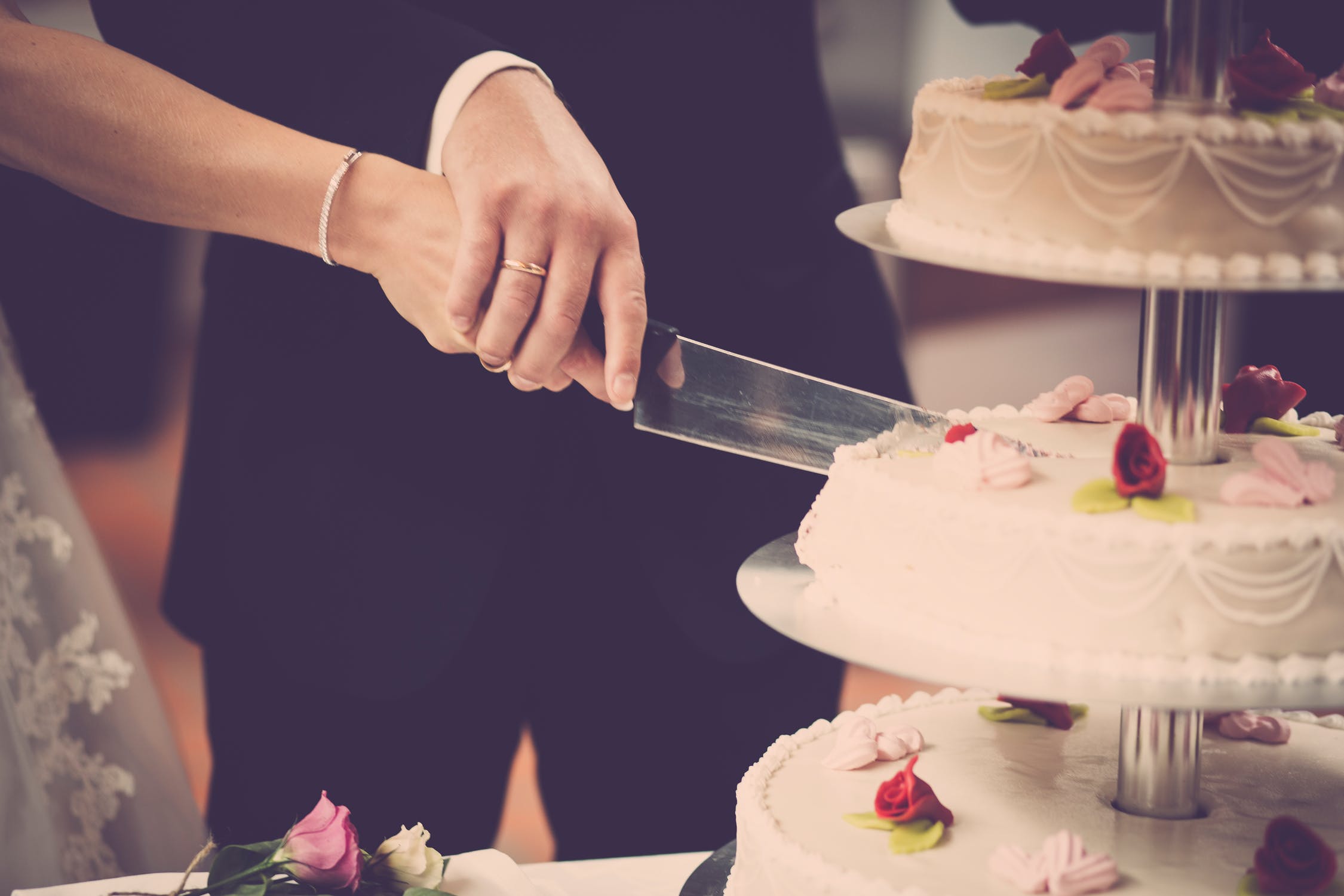 Ilustrasi mempelai memotong kue pernikahan. (Pexels/Rene Asmussen) Tetap Berkesan, Ini 5 Hal yang Perlu Kamu Siapkan untuk Nikah Virtual