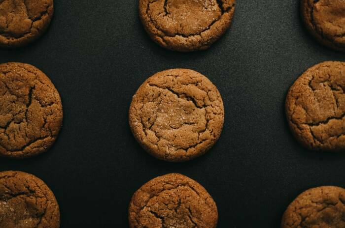 Biskuit manis (Unsplash/@molliesivaram) makanan yang harus dihindari penderita hipertensi darah tinggi