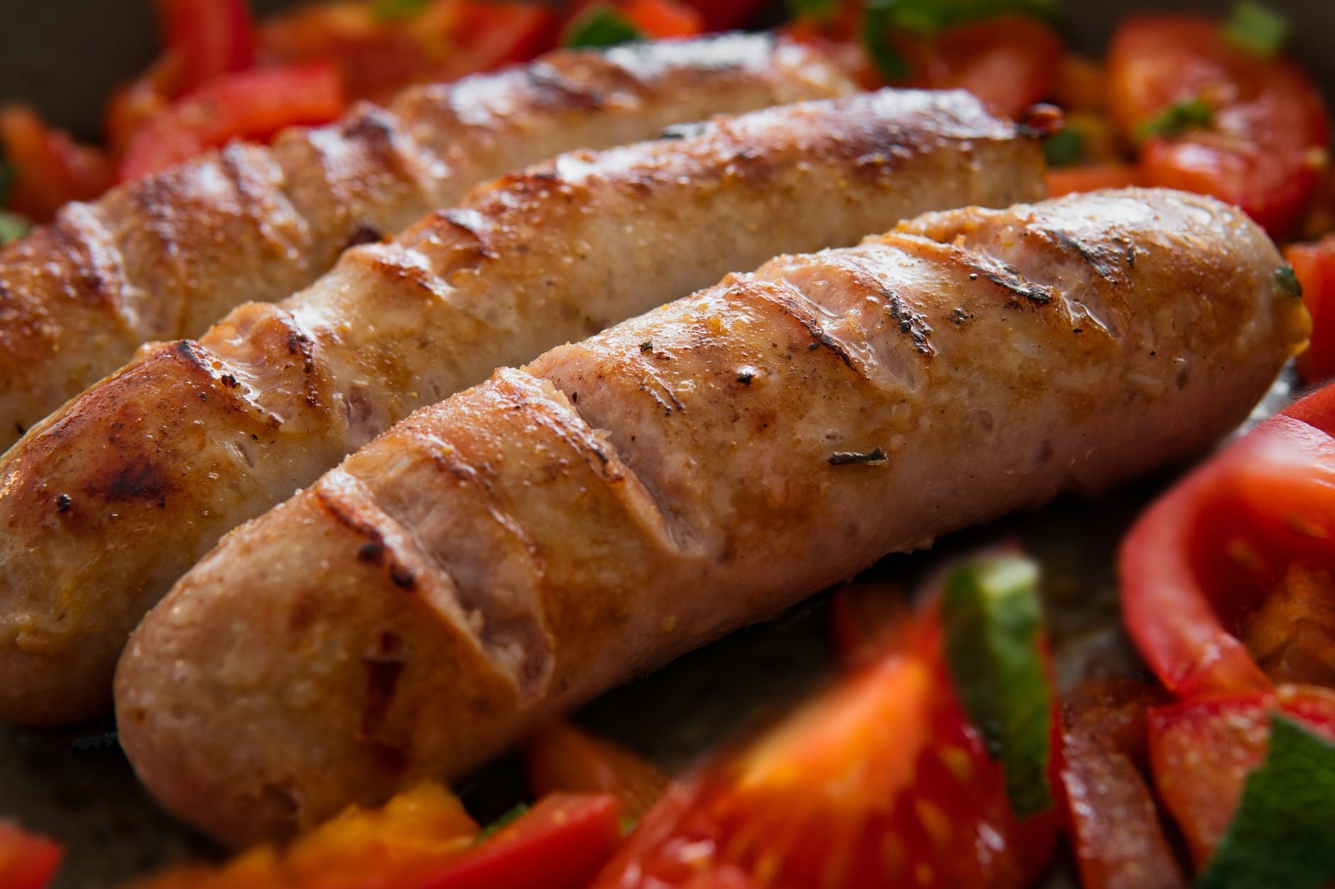 Daging olahan sosis (Unsplash/mali maeder) makanan larangan bagi penderita darah tinggi hipertensi