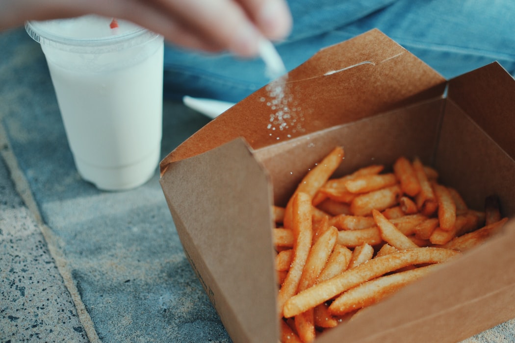 Makanan tinggi garam (Unsplash/@emsmith) makanan tinggi garam pantangan penderita hipertensi