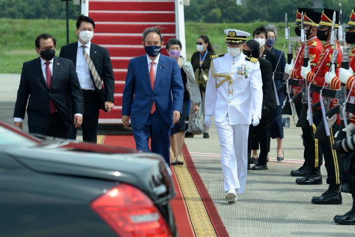 Perdana Menteri Jepang Yoshihide Suga (tengah) berjalan menuju kendaraan setibanya di Bandara Soekarno Hatta, Tangerang, Banten, Selasa (20/10/2020). Lawatan kenegaraan tersebut dalam rangka meningkatkan hubungan bilateral antar kedua negara. ANTARA FOTO/HO/Setpres-Kris/ Perdana Menteri Jepang Yoshihide Suga (tengah) berjalan menuju kendaraan setibanya di Bandara Soekarno Hatta, Tangerang, Banten, Selasa (20/10/2020). Lawatan kenegaraan tersebut dalam rangka meningkatkan hubungan bilateral antar kedua negara. ANTARA FOTO/HO/Setpres-Kris/