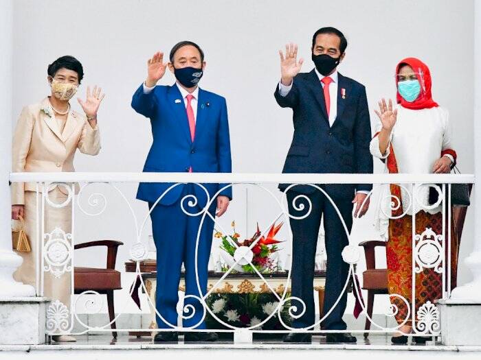 Presiden Joko Widodo (kedua kanan) didampingi Ibu Negara Iriana Joko Widodo (kanan) bersama Perdana Menteri Jepang Yoshihide Suga (kedua kiri) bersama Madam Suga Mariko (kiri) melambaikan tangan saat menerima kunjungan di Istana Bogor. (ANTARA FOTO/HO/Setp Presiden Joko Widodo (kedua kanan) didampingi Ibu Negara Iriana Joko Widodo (kanan) bersama Perdana Menteri Jepang Yoshihide Suga (kedua kiri) bersama Madam Suga Mariko (kiri) melambaikan tangan saat menerima kunjungan di Istana Bogor. (ANTARA FOTO/HO/Setp