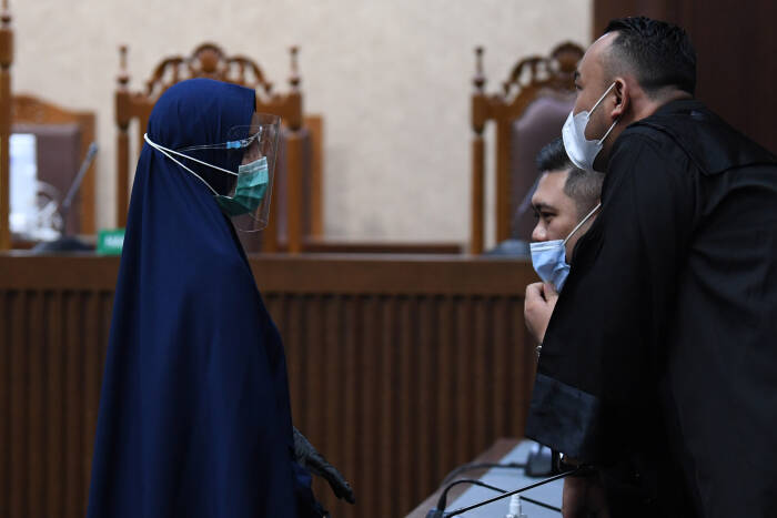 ANTARA FOTO/Puspa Perwitasari Terdakwa kasus suap dan gratifikasi pengurusan fatwa Mahkamah Agung (MA) Djoko Tjandra, Pinangki Sirna Malasari berbincang dengan penasehat hukumnya