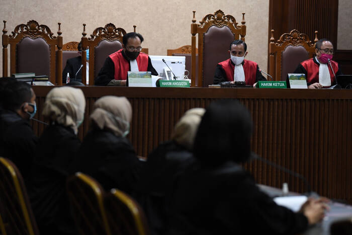 ANTARA FOTO/Puspa Perwitasari Majelis hakim memimpin sidang kasus suap dan gratifikasi pengurusan fatwa Mahkamah Agung (MA) Djoko Tjandra dengan terdakwa Pinangki Sirna Malasari di Pengadilan Tipikor