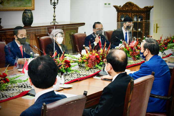 Presiden Joko Widodo (kanan) melakukan pertemuan bilateral dengan Perdana Menteri Jepang Yoshihide Suga (kiri). (ANTARA FOTO/HO/Setpres-Muchlis Jr) Presiden Joko Widodo (kanan) melakukan pertemuan bilateral dengan Perdana Menteri Jepang Yoshihide Suga (kiri). (ANTARA FOTO/HO/Setpres-Muchlis Jr)