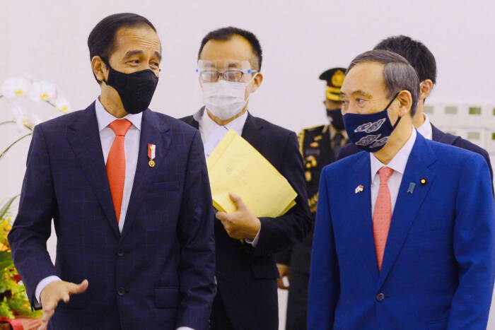 Presiden Joko Widodo (kanan) melakukan pertemuan bilateral dengan Perdana Menteri Jepang Yoshihide Suga (kiri). (ANTARA FOTO/HO/Setpres-Muchlis Jr) Presiden Joko Widodo (kanan) melakukan pertemuan bilateral dengan Perdana Menteri Jepang Yoshihide Suga (kiri).