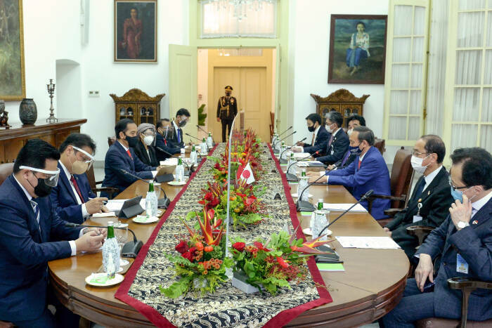 Presiden Joko Widodo (ketiga kiri) didampingi sejumlah Menteri Kabinet Indonesia Maju melakukan pertemuan dengan Perdana Menteri Jepang Yoshihide Suga (ketiga kanan) bersama delegasi. (ANTARA FOTO/HO/Setpres-Kris) Presiden Joko Widodo (ketiga kiri) didampingi sejumlah Menteri Kabinet Indonesia Maju melakukan pertemuan dengan Perdana Menteri Jepang Yoshihide Suga (ketiga kanan) bersama delegasi.