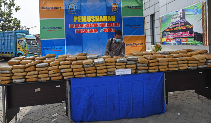 Petugas Badan Narkotika Nasional (BNN) Provinsi Banten menata ratusan paket ganja kering (ANTARA FOTO/Asep Fathulrahman) Petugas Badan Narkotika Nasional (BNN) Provinsi Banten menata ratusan paket ganja kering