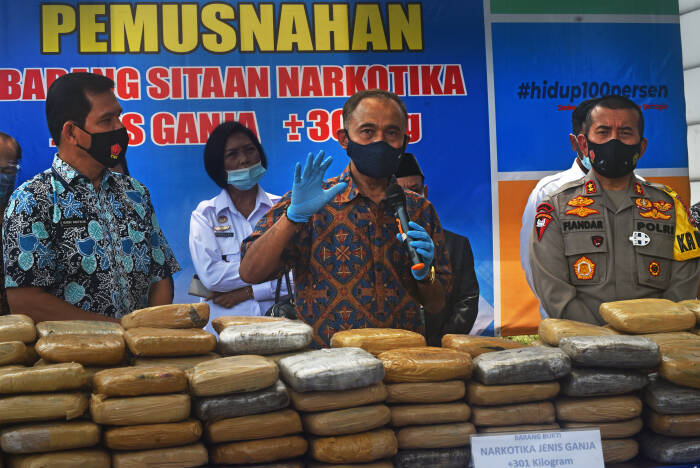 Kepala Badan Narkotika Nasional (BNN) Heru Winarko (kedua kanan) didampingi Kapolda Banten Irjen Pol Fiandar (kanan) dan Kepala BNNP Banten Hendri Marpaung (kiri) memperlihatkan ratusan paket ganja kering (ANTARA FOTO/Asep Fathulrahman) Kepala Badan Narkotika Nasional (BNN) Heru Winarko (kedua kanan) didampingi Kapolda Banten Irjen Pol Fiandar (kanan) dan Kepala BNNP Banten Hendri Marpaung (kiri) memperlihatkan ratusan paket ganja kering (ANTARA FOTO/Asep Fathulrahman)