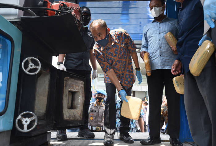 Kepala Badan Narkotika Nasional (BNN) Heru Winarko (kedua kiri) memasukan paket ganja kering ke dalam mesin incenerator (ANTARA FOTO/Asep Fathulrahman) Kepala Badan Narkotika Nasional (BNN) Heru Winarko (kedua kiri) memasukan paket ganja kering ke dalam mesin incenerator