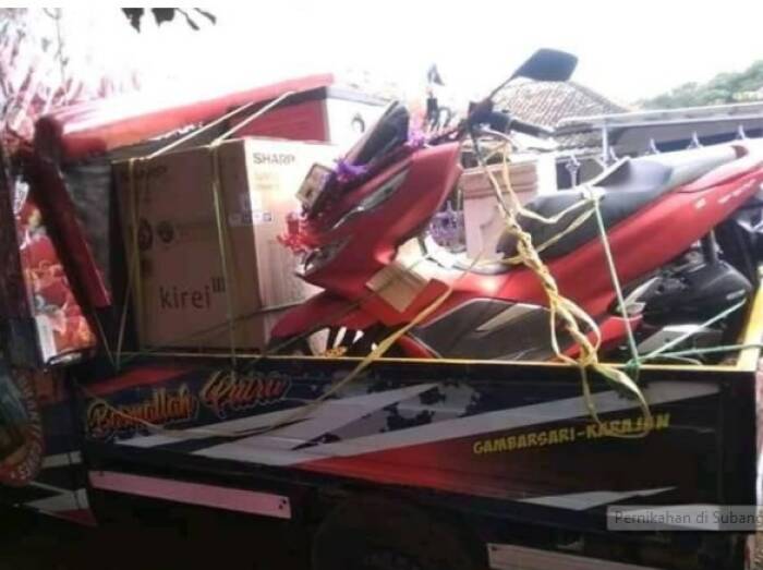 Seserahan Abah Sarna (Facebook Agus) kakek nikahi gadis