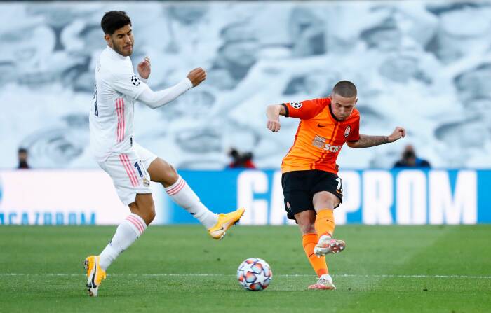 Shakhtar Donetsk Viktor Korniyenko beraksi (REUTERS/Juan Medina) Shakhtar Donetsk Viktor Korniyenko beraksi