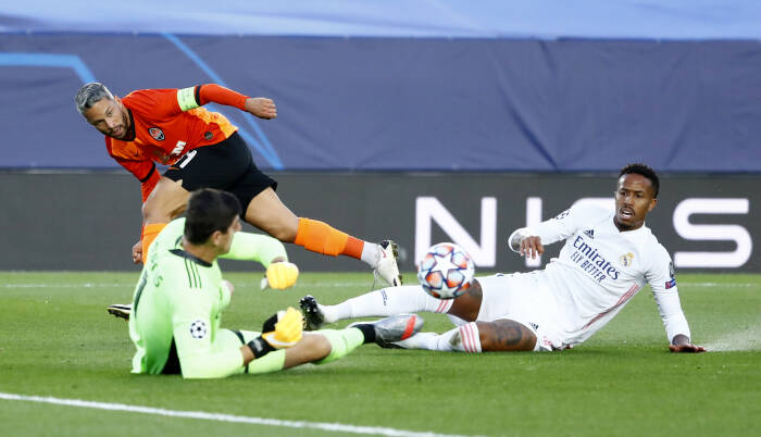 Thibaut Courtois dan Eder Militao dari Real Madrid beraksi dengan Marlos dari Shakhtar Donetsk (REUTERS/Juan Medina) Thibaut Courtois dan Eder Militao dari Real Madrid beraksi dengan Marlos dari Shakhtar Donetsk