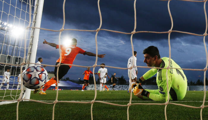 Reaksi Thibaut Courtois dari Real Madrid setelah pemain Real Madrid Raphael Varane mencetak gol bunuh diri dan gol kedua Shakhtar Donetsk (REUTERS/Juan Medina) Reaksi Thibaut Courtois dari Real Madrid setelah pemain Real Madrid Raphael Varane mencetak gol bunuh diri dan gol kedua Shakhtar Donetsk