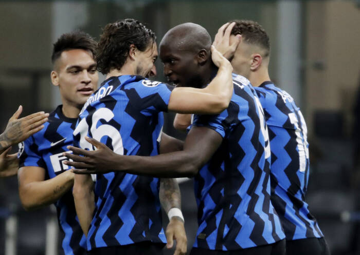 Romelu Lukaku dari Inter Milan merayakan gol pertama mereka dengan rekan satu timnya (REUTERS/Luca Bruno) Romelu Lukaku dari Inter Milan merayakan gol pertama mereka dengan rekan satu timnya