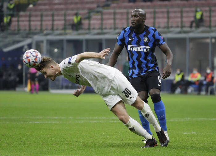 Romelu Lukaku dari Inter Milan beraksi dengan Borussia Monchengladbach Nico Elvedi (REUTERS/Luca Bruno) Romelu Lukaku dari Inter Milan beraksi dengan Borussia Monchengladbach Nico Elvedi