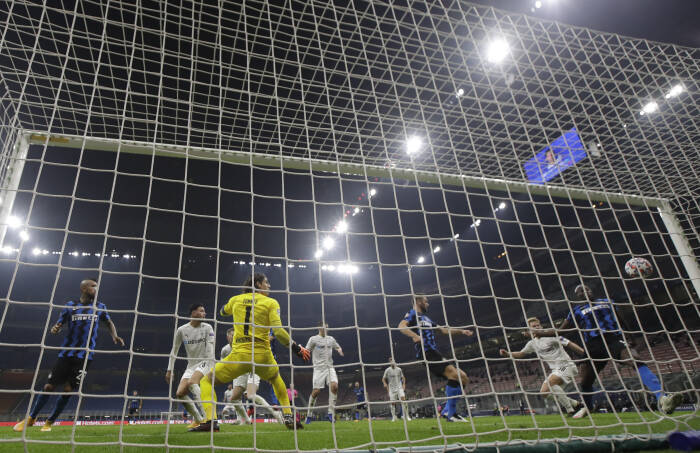 Pemain Inter Milan Romelu Lukaku mencetak gol kedua mereka (REUTERS/Luca Bruno) Pemain Inter Milan Romelu Lukaku mencetak gol kedua mereka