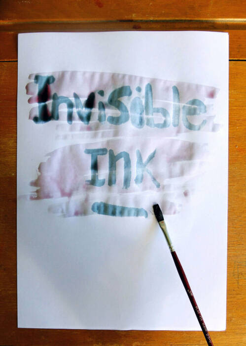 Ilustrasi menulis dengan tinta tak terlihat (invizible ink). (upstartmag.co.nz) Ilustrasi menulis dengan tinta tak terlihat (invizible ink)