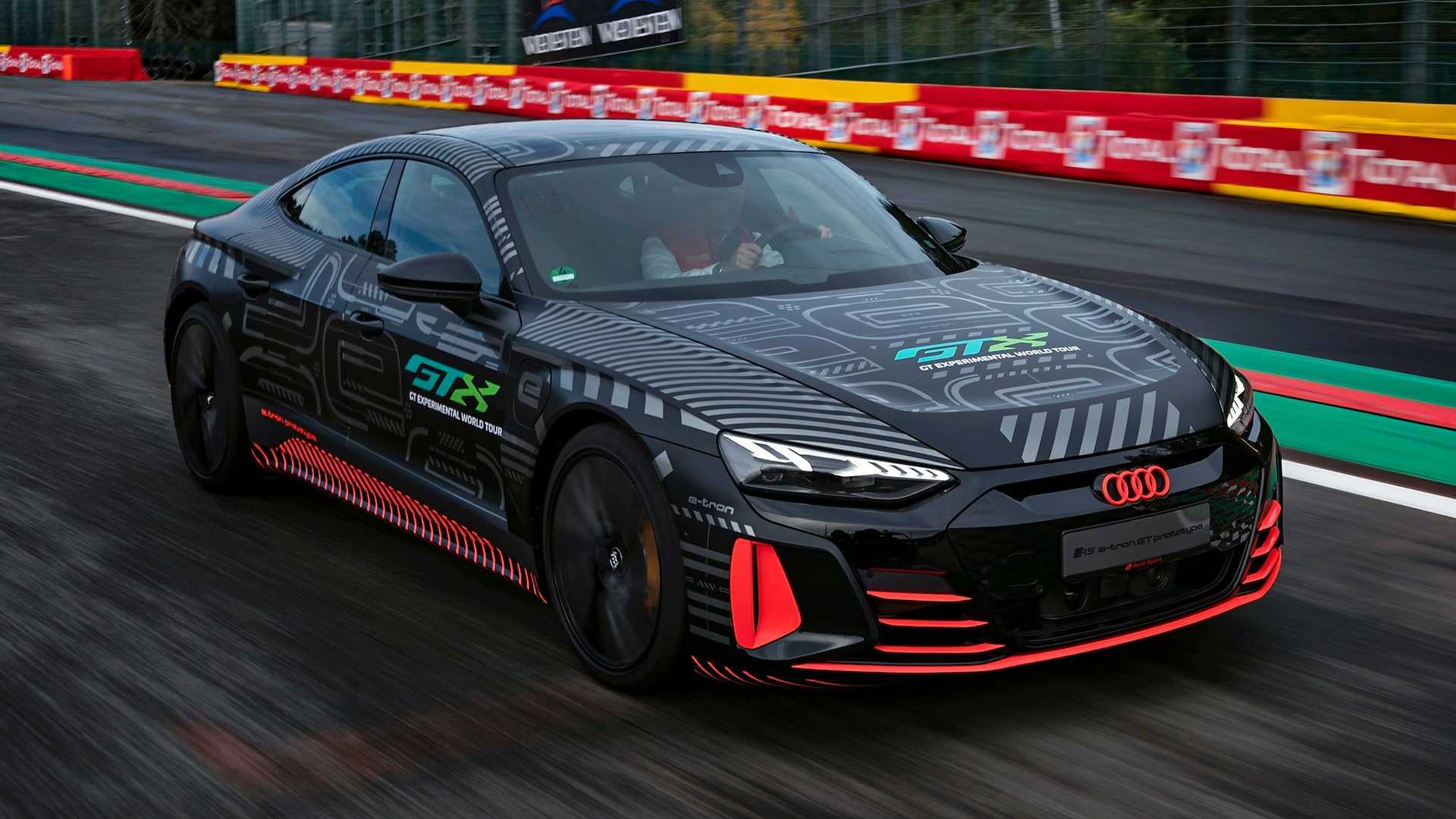 Tampilan depan dari mobil Audi RS E-Tron GT di sirkuit Spa-Francorchamps (photo/Audi) Tampilan depan dari mobil Audi RS E-Tron GT di sirkuit Spa-Francorchamps