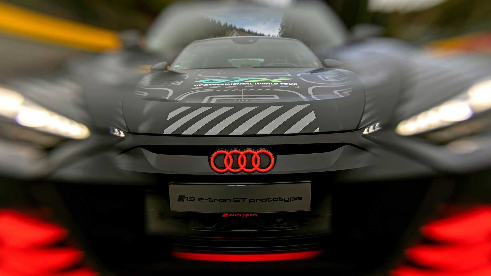 Tampilan depan dari mobil Audi RS E-Tron GT di sirkuit Spa-Francorchamps (photo/Audi) Tampilan depan dari mobil Audi RS E-Tron GT di sirkuit Spa-Francorchamps