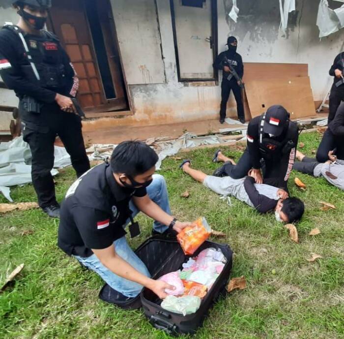 Satuan Narkoba Polres Metro Jakarta Barat menciduk tiga tersangka kurir narkotika di Pondok Aren, Tangerang Selatan, Kamis (22/10/2020). (Humas Polres Metro Jakbar) Polres Jakbar Ciduk 3 Kurir Manfaatkan Demo untuk Edarkan Narkoba