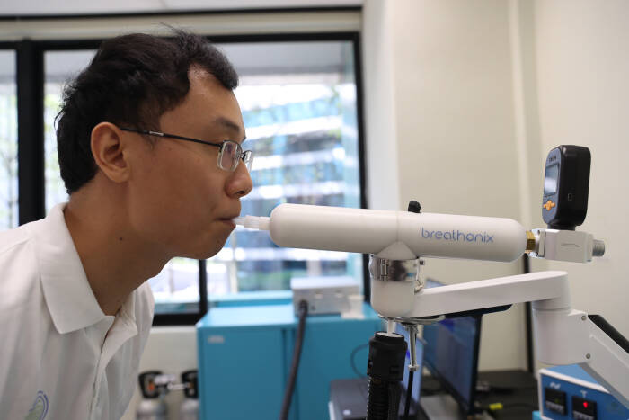 Mencoba memakai Breathonix, alat uji Covid-19 (Straits Times) Breathonix, alat uji Covid-19 hanya mengandalkan napas