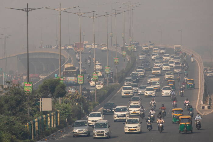 REUTERS/Danish Siddiqui Lalu lintas bergerak pada pagi yang berkabut di New Delhi, India