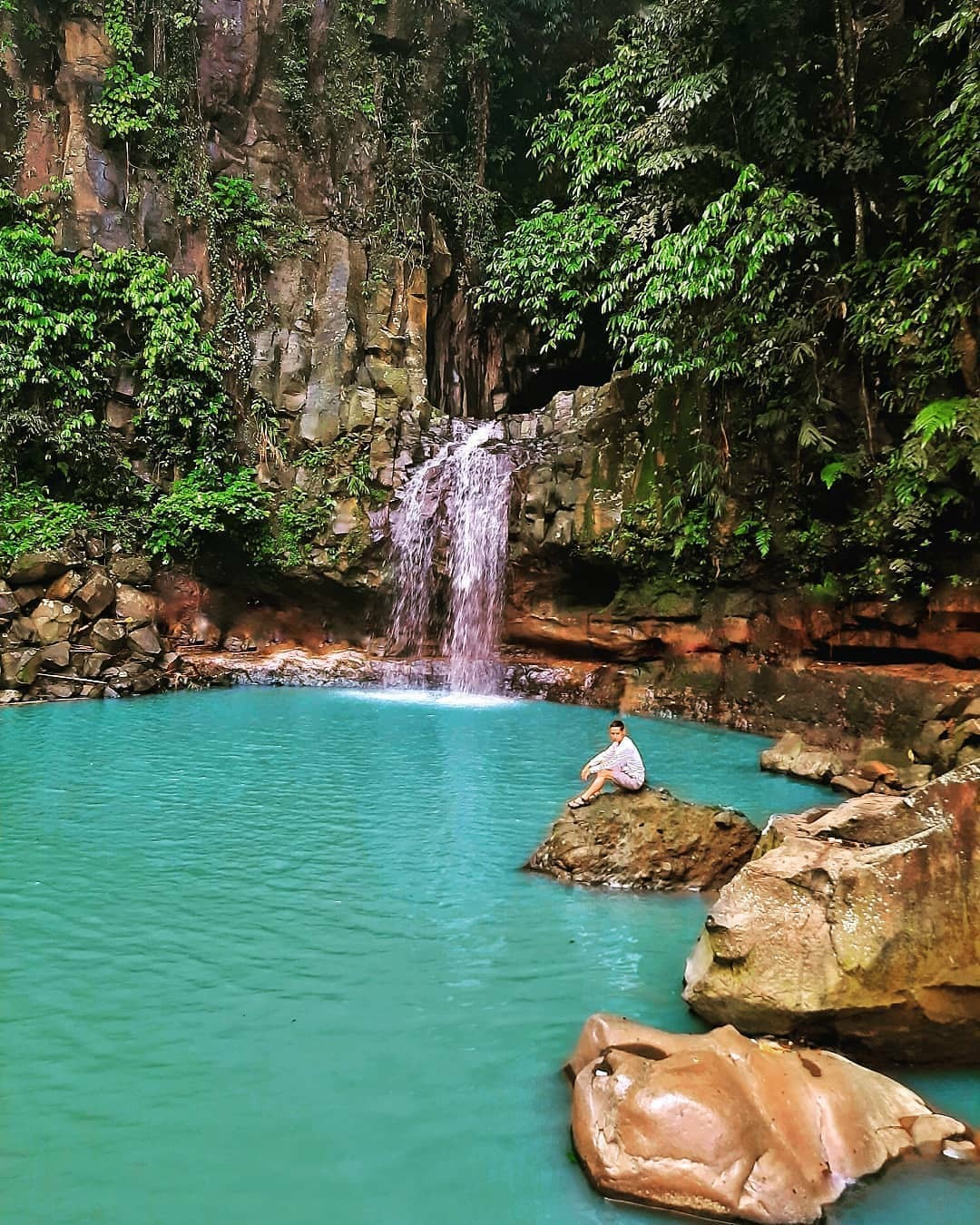 Curug Cikuluwung Bogor. (photo/Instagram/@curugcikuluwung/@iwanrafli_2) rekomendasi wisata lokal