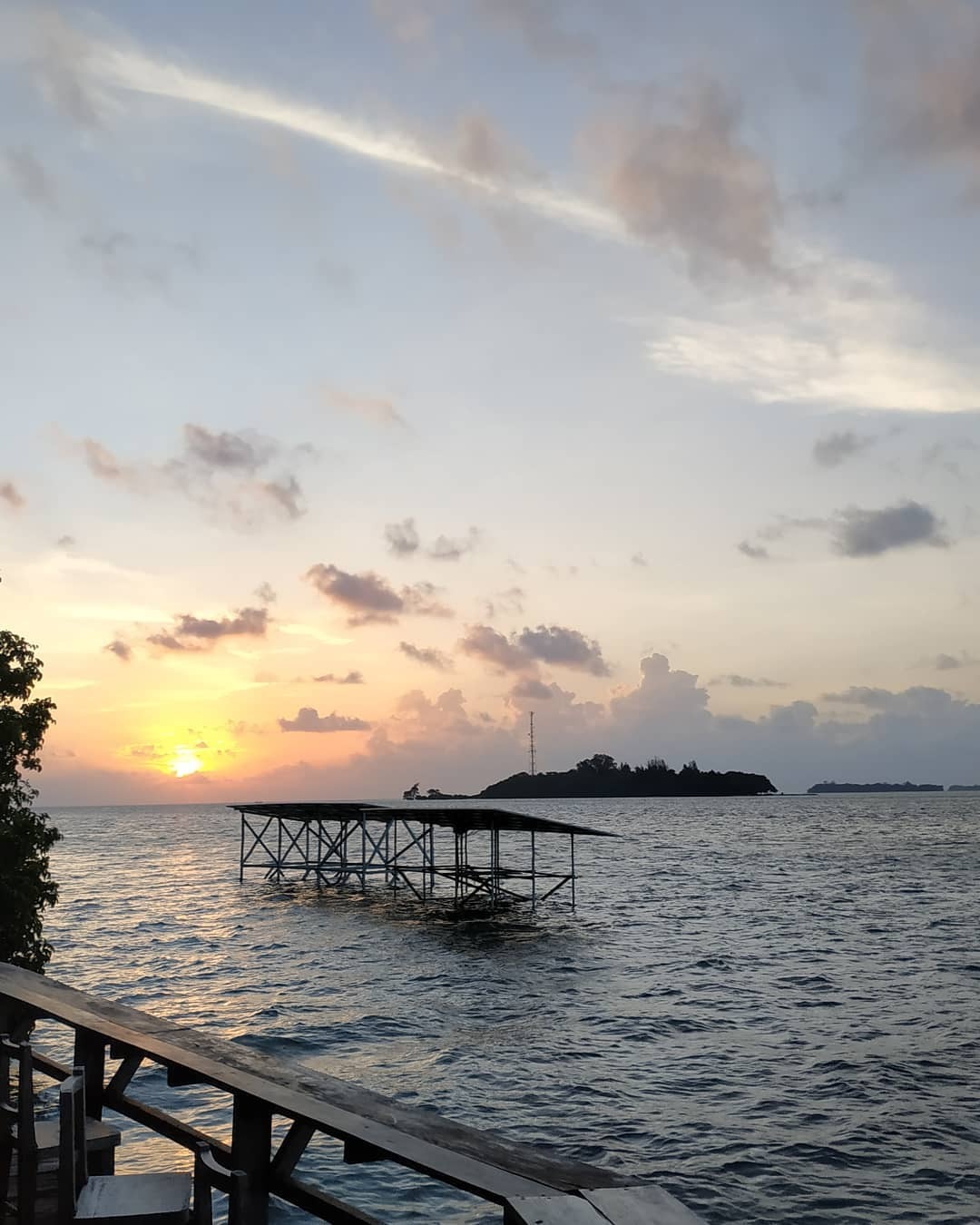 Pulau Macan. (photo/Instagram/@pulaumacan/@alberttjong15) rekomendasi wisata lokal long weekend