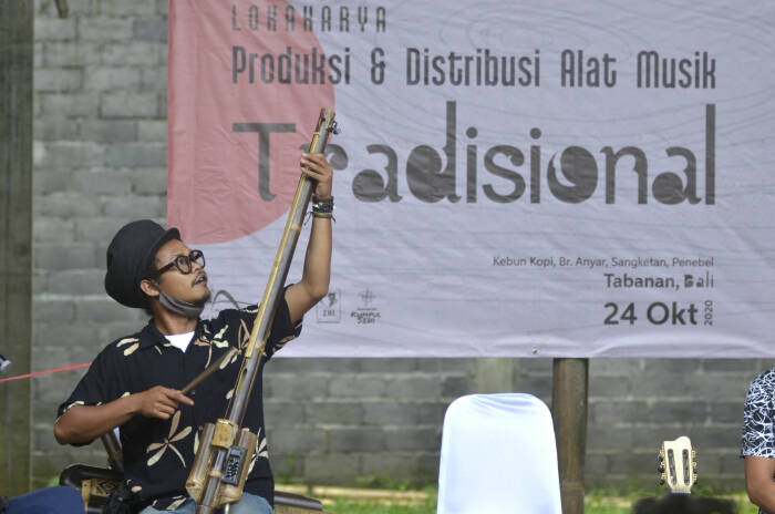 Perajin Rizal Abdulhadi memainkan alat musik tradisional berbahan bambu buatannya (ANTARA FOTO/Fikri Yusuf) Perajin Rizal Abdulhadi memainkan alat musik tradisional berbahan bambu buatannya