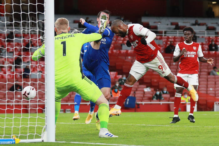 Alexandre Lacazette dari Arsenal menyundul ke gawang (REUTERS/Ian Walton) Alexandre Lacazette dari Arsenal menyundul ke gawang