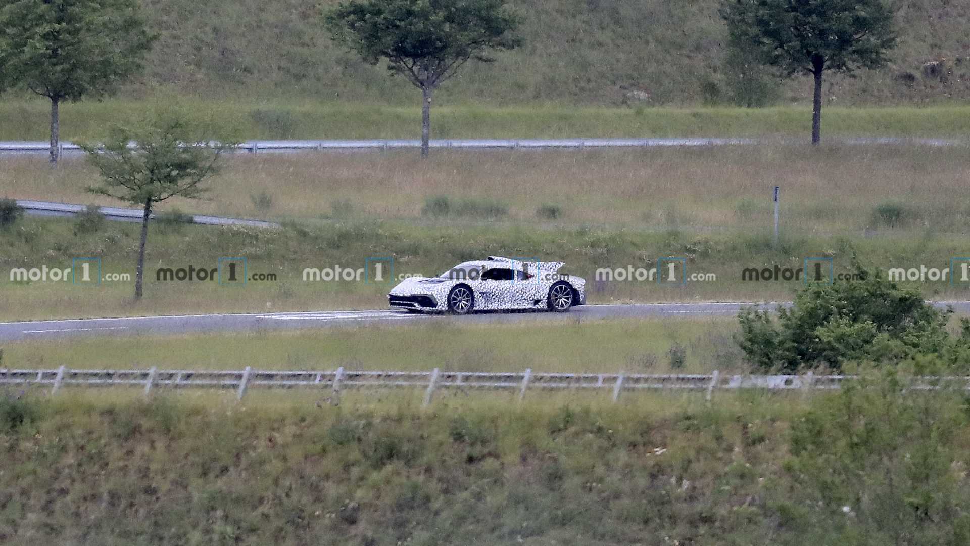 Tampilan mobil Mercedes-AMG One dengan skin kamuflase (photo/Motor1) Tampilan mobil Mercedes-AMG One dengan skin kamuflase