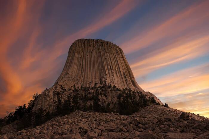 Devil Tower. (Pixabay/TheDigitalArtist) Devil Tower di Wyoming, Amerika Serikat.