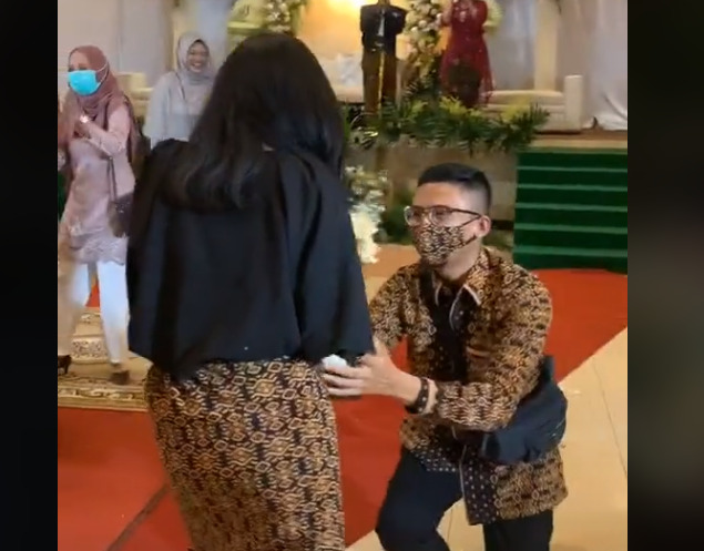 Pria lamar kekasihnya di resepsi pernikahan orang lain viral, video viral, lamaran pernikahan