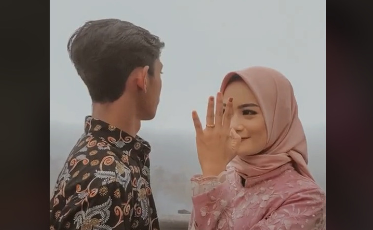 Wanita dilamar kekasih selesai wisuda (Tiktok) viral, video viral, lamaran pernikahan