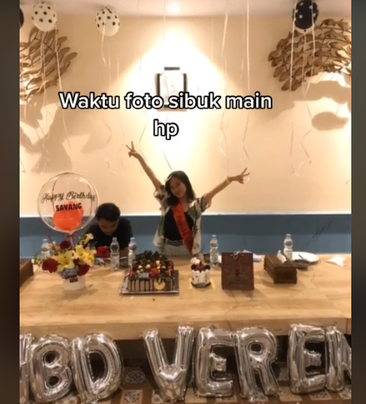 Cowok nampak cuek dan sibuk main HP saat sesi foto ultah kekasih video viral, viral, ulang tahun pacar