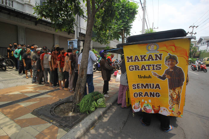 ANTARA FOTO/Moch Asim Warga mengantre untuk mendapatkan makanan secara gratis di gerobak makanan milik Setiyono