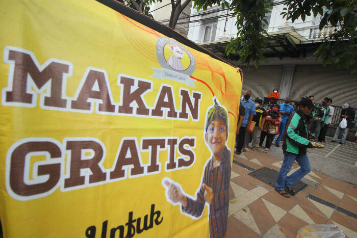 ANTARA FOTO/Moch Asim Warga mengantre untuk mendapatkan makanan secara gratis di gerobak makanan milik Setiyono