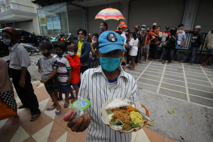 Warga memperlihatkan menu makan gratis yang didapatkan (ANTARA FOTO/Moch Asim) Warga memperlihatkan menu makan gratis yang didapatkan