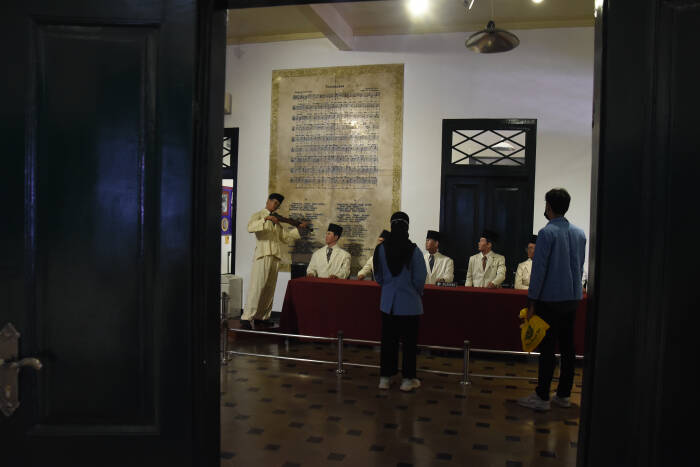 ANTARA FOTO/Indrianto Eko Suwarso Mahasiswa mengunjungi Museum Sumpah Pemuda, di Jalan Kramat Raya No. 106, Jakarta, Selasa (27/10/2020).
