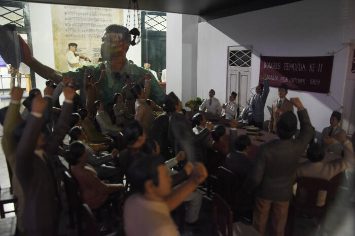 Pekerja membersihkan kaca diorama di Museum Sumpah Pemuda (ANTARA FOTO/Indrianto Eko Suwarso) Pekerja membersihkan kaca diorama di Museum Sumpah Pemuda