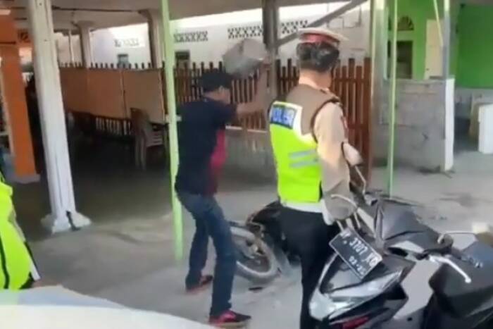 Pengendara motor emosi. (Istimewa) Pengendara motor emosi. (Istimewa)